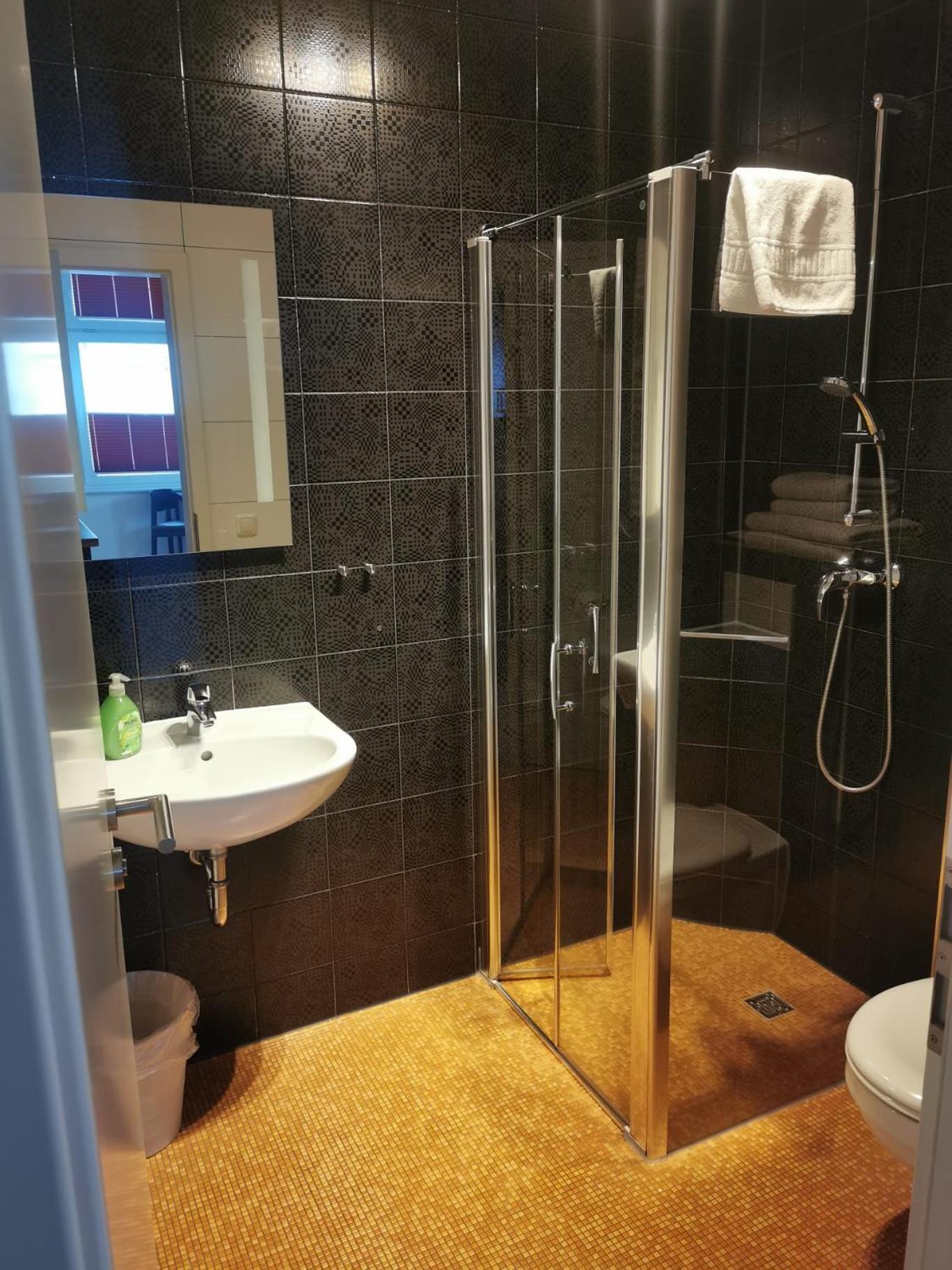 Unterwegs Ins Apartmenthaus Ehemalige Apartmenthaus Unterwegs * Rostock