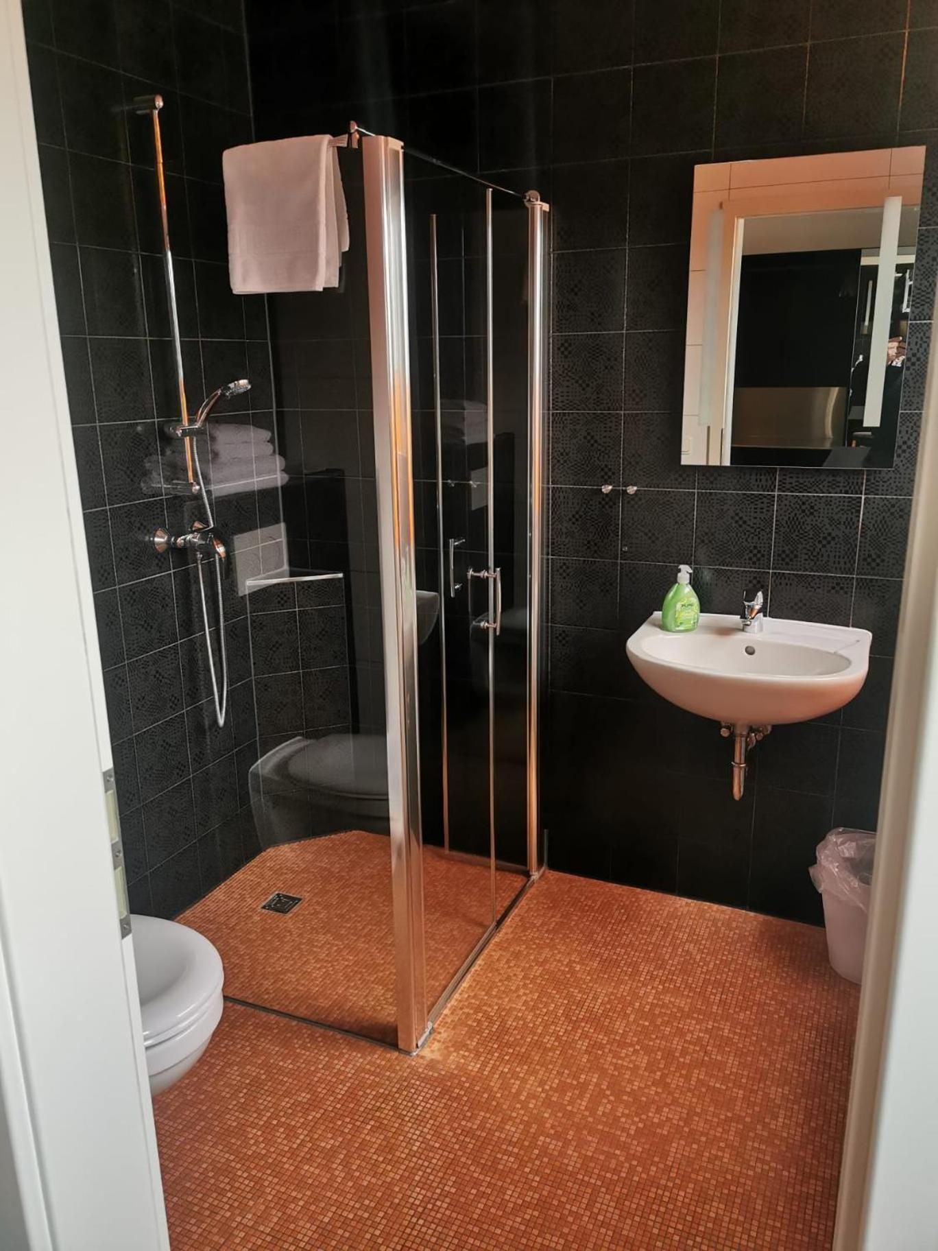 Unterwegs Ins Apartmenthaus Ehemalige Apartmenthaus Unterwegs *